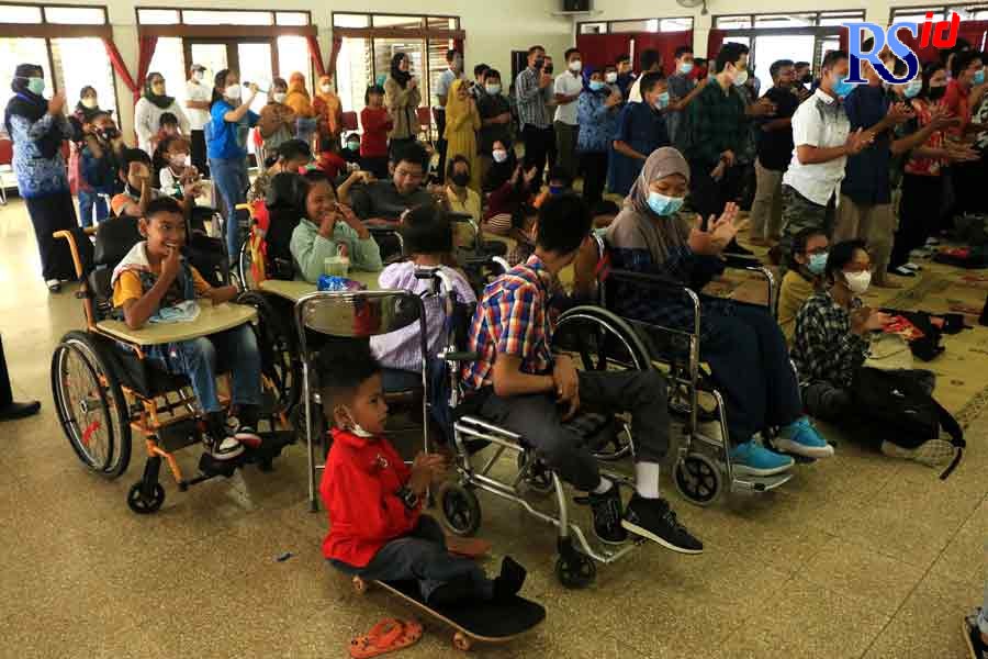 Yayasan Hope Indonesia Kota Semarang mendongeng bersama ratusan difabel di YPAC SLB C dan D Kota Semarang Jumat (13/5). (NUR CHAMIM/ JAWA POS RADAR SEMARANG)