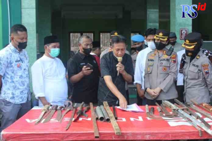 DAMAI: Kapolres Magelang Kota didampingi Sekda Kota Magelang menerima penyerahan sajam dari kedua kelompok warga Kampung Nambangan dan Bogeman. (ROFIK SYARIF G P/RADAR MAGELANG)