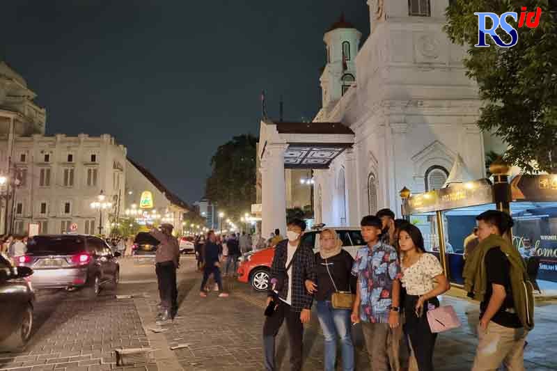 Wisatawan Kota lama asyik berkeliling menikmati keindahan bangunan tua nan eksotik tanpa mengenakan masker. (TITIS ANIS FAUZIYAH/JAWA POS RADAR SEMARANG)