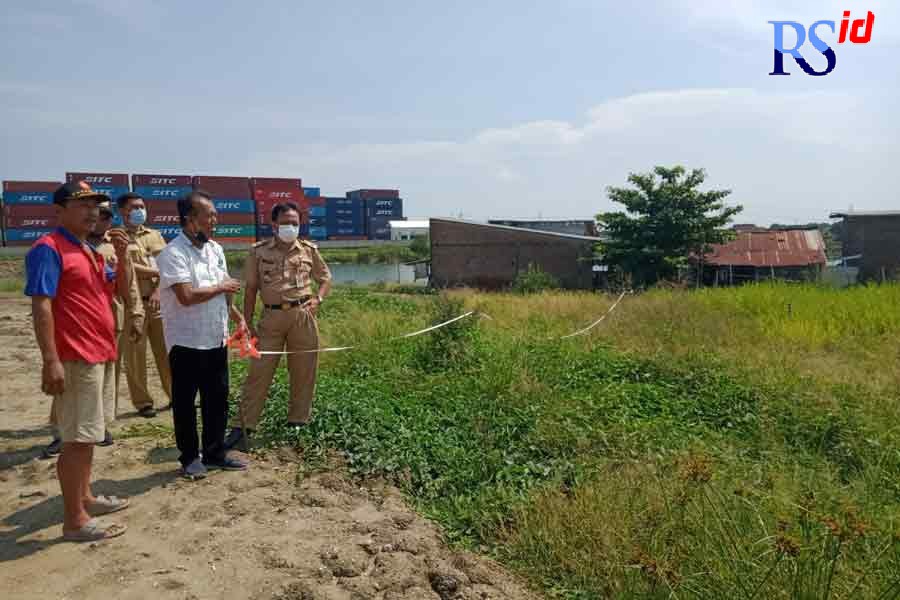 Lurah Tambakrejo Setyo Widiatmoko melakukan survei lokasi yang akan dibangun lapangan futsal di Jalan Tenggang Senin (9/5). (FIGUR RONGGO WASSALIM/JAWA POS RADAR SEMARANG)