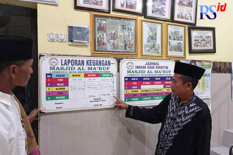 Sunarso (kanan) yang sudah 23 tahun dipercaya warga menjadi ketua RT dan RW. Ia juga menjadi modin di kampungnya. (KHAFIFAH ARINI PUTRI/JAWA POS RADAR SEMARANG)