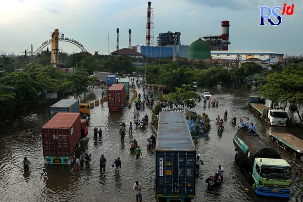 Banjir rob menggenangi wilayah Tanjung Emas Semarang Senin (23/5/2022). (NURCHAMIM/JAWA POS RADAR SEMARANG)