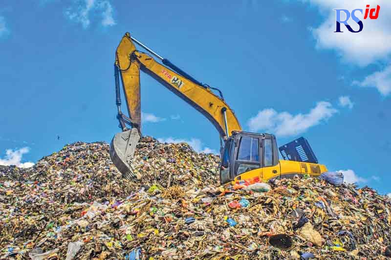 Kendaraan berat dikerahkan untuk menata gunungan sampah di TPA Sanggrahan Temanggung. (ANANTA ERLANGGA / JAWA POS RADAR SEMARANG)