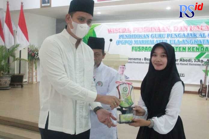 Bupati Kendal Dico Mahtado Ganinduto menyerahkan plakat wisuda kepada wisudawan PGPQ angkatan ke-33 Kamis (26/5). (DEVI KHOFIFATUR RIZQI/ JAWA POS RADAR SEMARANG)