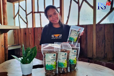 Sixtin menunjukkan teh benalu yang kini jadi produk andalan dan telah dijual secara online. (RIYAN FADLI/JAWA POS RADAR SEMARANG)