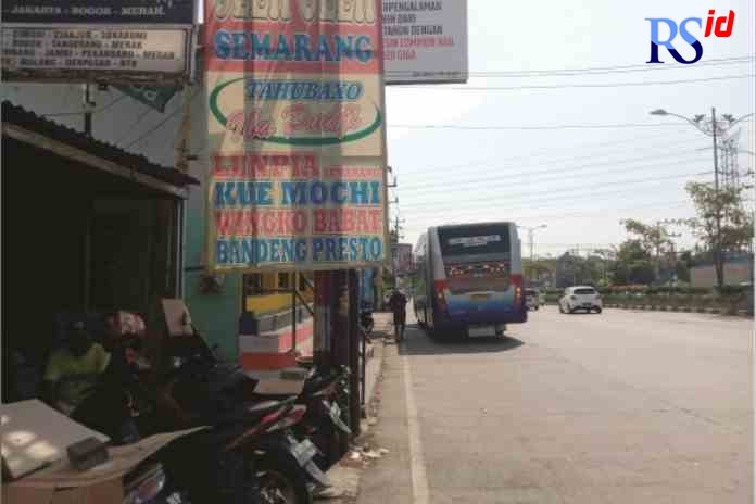 Sebuah bus berhenti di kios agen Terminal Bayangan Krapyak. (Dokumentasi FIGUR RONGGO WASSALIM/ JAWA POS RADAR SEMARANG)