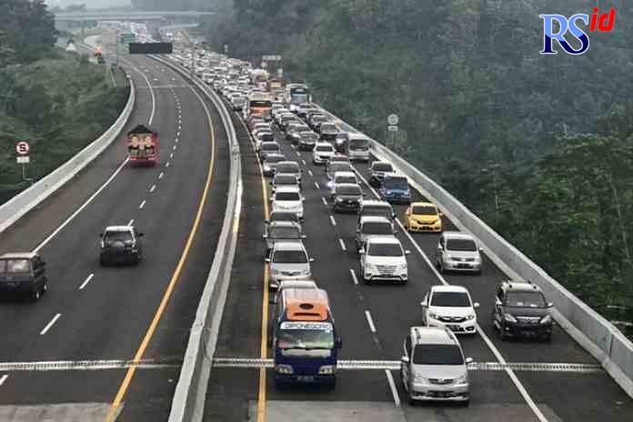 PADAT MERAYAP : Kondisi ruas Tol Solo-Semarang jalur B padat merayap tepatnya di Jalan Tol Bawen-Ungaran, Jumat (6/5) kemarin.(MARIA NOVENA/JAWA POS RADAR SEMARANG)