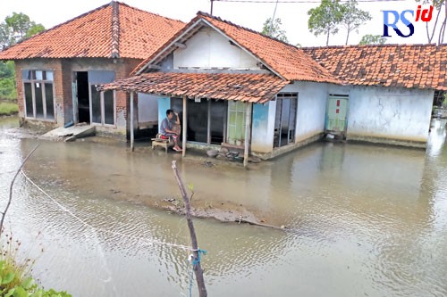 Kondisi rob di Dusun Simonet beberapa waktu lalu. Ada tujuh keluarga yang masih bertahan di sana. (DOKUMENTASI NANANG RENDI AHMAD/JAWA POS RADAR SEMARANG)