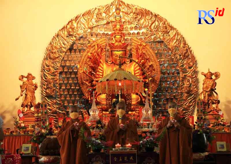 Ratusan umat Buddha penuh khimad menyambut perayaan Waisak di Vihara Mahavira Graha Semarang Senin (16/5). (NUR CHAMIM/JAWA POS RADAR SEMARANG)