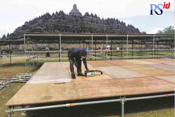 SAMBUT WAISAK : Sejumlah pekerja tengah membuat panggung di pelataran Candi Borobudur.(LUQMAN SULISTIYAWAN/JAWA POS RADAR MAGELANG)
