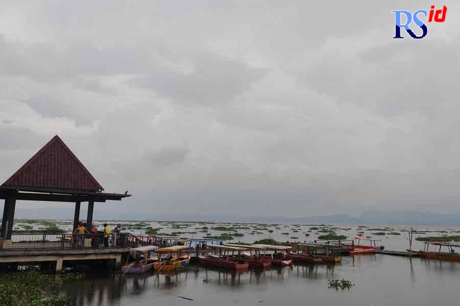 Perahu motor di objek wisata Rawapening bisa dinikmati oleh pengunjung. (Nurfaik Nabhan/Jawa Pos Radar Semarang)