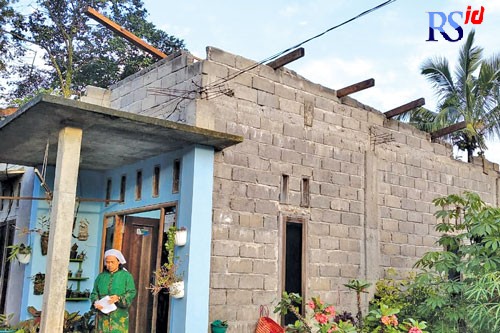 Rumah milik Titik Dwi Purwati yang hilang atapnya karena diterjang angin rebut Sabtu (21/5). (Istimewa)