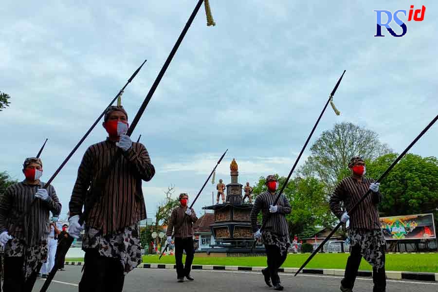 Prosesi kirab pusaka tahun lalu di area Pendopo Kabupaten Batang. (RIYAN FADLI/JAWA POS RADAR SEMARANG)