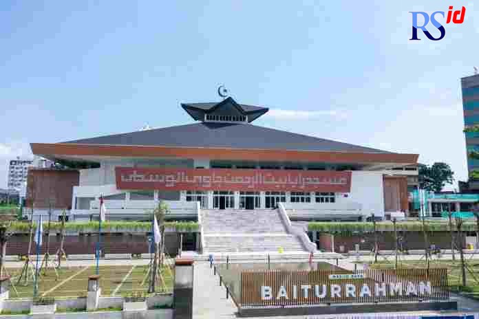 Fasad bangunan Masjid Raya Baiturrahman Simpang Lima, Semarang setelah direnovasi tampak megah dan Instagramable. (Istimewa)