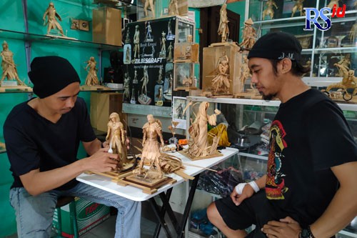Fery Ferdian dan Ivan Maulana, kakak beradik asal Batang saat membuat action figure dari besek bekas. (RIYAN FADLI/JAWA POS RADAR SEMARANG)