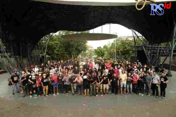 Puluhan komunitas fotografi dan para model melakukan halalbibalal dan kegiatan amal di Taman Indonesia Kaya Minggu sore (9/5). (FIGUR RONGGO WASSALIM/ JAWA POS RADAR SEMARANG)