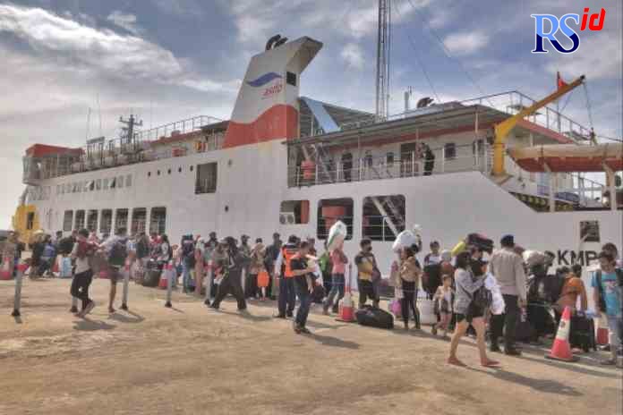 MEMBLUDAK: Ratusan penumpang KMP Kalibodri mulai melakukan arus balik di Pelabuhan Kendal, kemarin. (BUDI SETIYAWAN/JAWA POS RADAR SEMARANG)