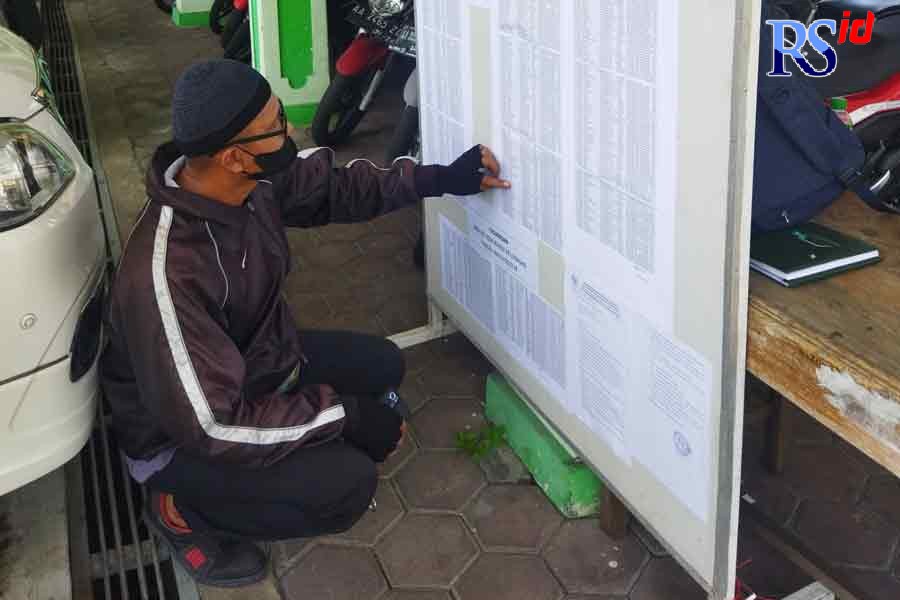 Paryono salah satu calon jamaah haji melihat pengumuman pemberangkatan haji tahun 2022 di Kantor Kemenag Kabupaten Magelang, Senin (9/5) pagi. (LUQMAN SULISTIYAWAN/JAWA POS RADAR SEMARANG)