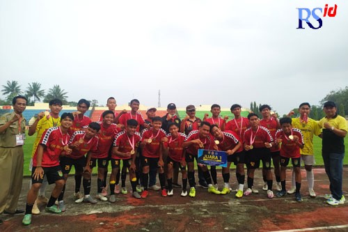 Tim sepak bola pelajar Kabupaten Magelang meraih juara 1 dalam Popda se-Karesidenan Kedu yang berlangsung di GOR Gemilang kemarin. (M. Iqbal Amar/Jawa Pos Radar Semarang)
