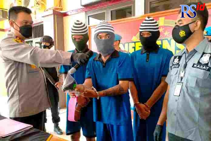 Kapolres Pekalongan AKBP Arief Fajar Satria saat meminta pelaku memeragakan aksinya, dalam ungkap kasus. (NANANG RENDI AHMAD/JAWA POS RADAR SEMARANG)