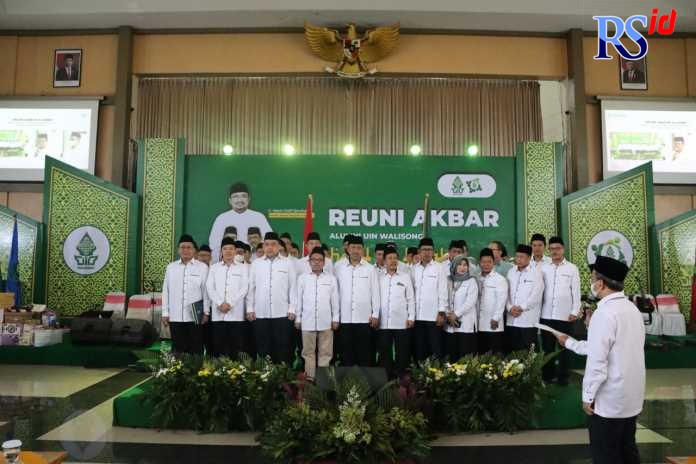 Rektor UIN Walisongo Prof Dr Imam Taufiq M.Ag mengukuhkan kepengurusan Pusat Kalam 2022-2027 dalam reuni akbar di Auditorium 2 Kampus 3 UIN Walisongo, Minggu (29/5). (Istimewa)