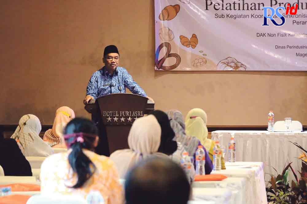 Wali Kota Magelang dr Muchamad Nur Aziz memberikan pengarahan pentingnya pelaku IKM makanan mengantongi PIRT untuk mengembangkan usaha saat mengisi acara pelatihan di Hotel Puri Asri, Rabu, (18/5). (Istimewa)