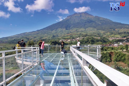 Jembatan kaca di Sigandul View menjadi spot utama menyaksikan keindahan Gunung Sumbing dan Sindoro. (ADDIN ALFATH/JAWA POS RADAR SEMARANG)