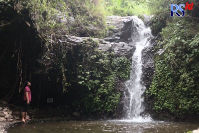 Pengunjung menikmati segarnya air di Curug Tirto Wening. (NURFAIK NABHAN/Jawa Pos Radar Semarang)