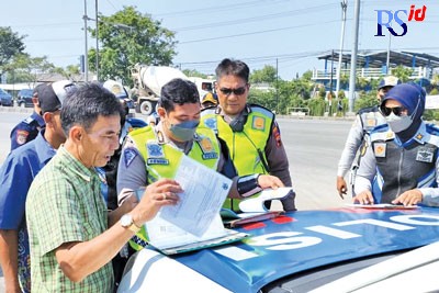 Petugas gabungan Dishub dan Satlantas menindak tegas awak bus yang mangkal di Kawasan Terboyo, Rabu (22/6) kemarin. (ADENNYAR WYCAKSONO/JAWA POS RADAR SEMARANG)