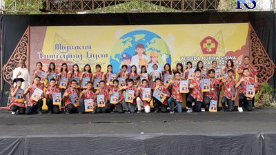 Siswa siswi Domsav  foto bersama usai wisuda. (Istimewa)