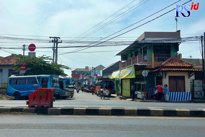 Angkutan umum sedang menunggu penumpang di Pasar Batang. (RIYAN FADLI/JAWA POS RADAR SEMARANG)