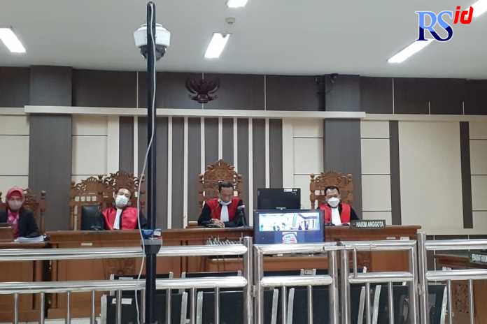 Hakim ketua Rochmad membacakan putusan kasus korupsi mantan Bupati Banjarnegara Budhi Sarwono dan orang kepercayaannya Kedy Afandi di Pengadilan Tipikor Semarang, Kamis (9/6). (IDA FADILAH/JAWA POS RADAR SEMARANG)