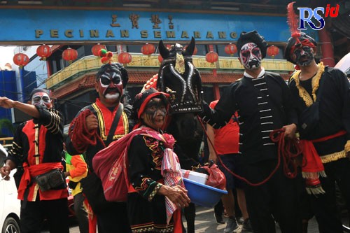Ratusan umat Konghucu sejak pukul 05.00 pagi mengikuti kirab budaya dari Klenteng Tay Kak Sie menuju Pantai Marina dan pukul 14.00 kembali kirab Pantai Marina menuju Klenteng Tay Kak Sie dari Rabu kemarin (1/6). (NUR CHAMIM/JAWA POS RADAR SEMARANG)
