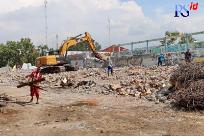 Bangunan lama kolam renang Tirta Sari telah dibongkar. Pemkot berencana membangun ulang kolam renang tersebut menggunakan APBN. (Lutfi Hanafi/Jawa Pos Radar Semarang)