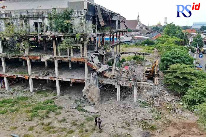 REALISASIKAN PROGRAM: Bangunan bekas mall di area Pasar Banjarsari mulai dirobohkan. Pemkot akan membangun kembali Pasar Banjarsari. (Dok Kominfo)
