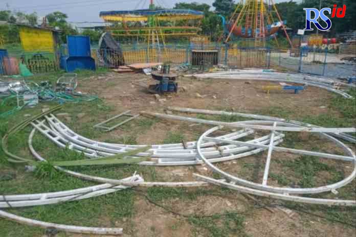 BONGKAR — Wahana permainan sudah dibongkar. (FIGUR RONGGO WASSALIM/SOURCE: RADARSEMARANG.ID)