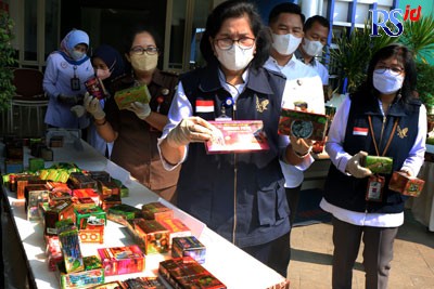 Kepala Balai Besar Pengawas Obat dan Makanan (BPOM) Semarang Sandra M P Linthin menunjukkan barang bukti jamu dan obat-obatan ilegal yang siap dimusnahkan, belum lama ini. (NURCHAMIM/JAWA POS RADAR SEMARANG)