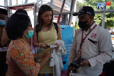 Delegasi dari Kota Sofia Bulgaria mencoba armada Trans Semarang Rabu (29/6). (ADENNYAR WYCAKSONO/JAWA POS RADAR SEMARANG)