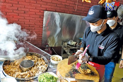 Seorang chef meracik lontong tetel khas Wonosobo. Warung ini berlokasi di Jalan Sabuk Alu, tepatnya di depan kantor KPUD Wonosobo. (Sigit Rahmanto/Jawa Pos Radar Semarang)