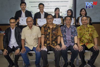 Kepala Cabang PT. Equityworld Futures Semarang Ismet Faradis ST(Kiri) dan Kepala Biro Pembinaan & Pengembangan Pasar Badan Pengawasan Perdagangan Berjangka Komoditi (Bappebti) Tirta Karma Senjaya, S.Si.M.SE Foto bersama selesai penyerahan sertifikat Pelat