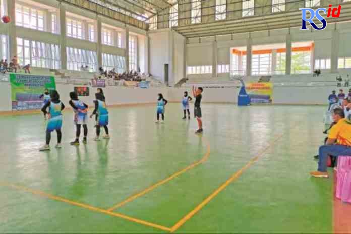 GOR INDOOR: Kondisi Gor Abirawa yang sedang digunakan olahraga basket. (RIYAN FADLI/JAWA POS RADAR SEMARANG)