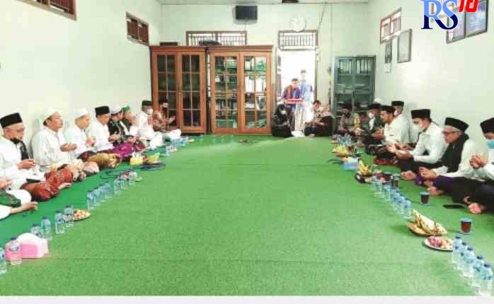 DIALOG: Bupati Kendal melakukan dialog usai Safari Salat Jumat di Masjid Agung Kaliwungu, kemarin.(BUDI SETIYAWAN/JAWA POS RADAR SEMARANG)