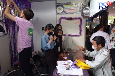 Mahasiswa baru saat menjajal tes bakat dan minat di salah satu stan. (KHAFIFAH ARINI PUTRI/JAWA POS RADAR SEMARANG)