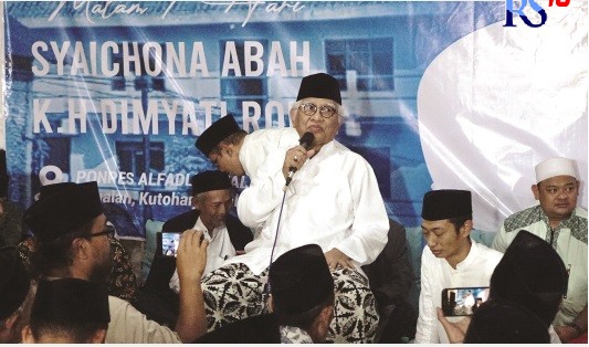 PERINGATAN TUJUH HARI : Gus Mus yang hadir dalam peringatan tujuh hari almarhum KH Dimyati Rois di Kampung Jagalan, Desa Kutoharjo, Kaliwungu. (Budi Setyawan/jawapos radar semarang)