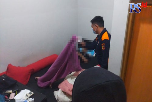 Petugas mengevakuasi jenazah korban di kamar kos D
