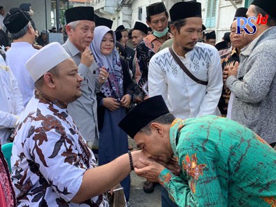 Gus Yaman atau Qomaruz Zaman menerima pelayat di Kompleks Jagalan Kaliwungu Jumat (10/6). (DEVI KHOFIFATUR RIZQI/ JAWA POS RADAR SEMARANG)