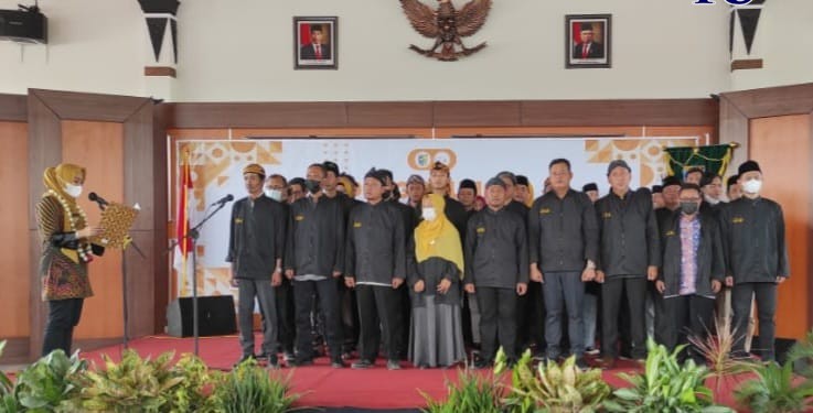 Bupati Demak dr Eistianah mengukuhkan pengurus baru Dewan Kesenian Daerah (DKD) periode 2022-2027. (Wahib Pribadi/Jawa Pos Radar Semarang)