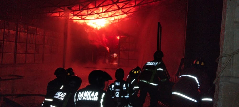 Petugas berusaha memadamkan api yang membakar pabrik kayu di Muntilan. (Istimewa)