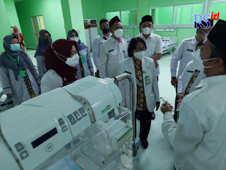Bupati Demak dr Eistianah didampingi Direktur RSUD Sunan Kalijaga dr Nugroho Aris Kusuma meninjau gedung Picu dan Nicu yang baru. (Wahib Pribadi/Jawa Pos Radar Semarang)
