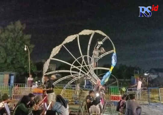 Wahana ontang-anting di Pasar Malam Jolotundo Semarang roboh Jumat (3/6/2022) malam. (M Haryanto/Jawa Pos Radar Semarang)